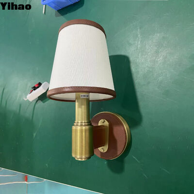 ซื้อ โคมไฟผนังทองแดงที่ทันสมัยที่มีแสงขาวอบอุ่น 2700K สําหรับห้องนั่งเล่นและตกแต่งโรงแรม การผลิตออนไลน์