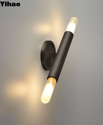 Yihao คลาสสิคทองแดง Wall Sconce กับ 2700K แสงขาวอบอุ่นและการออกแบบที่ทันสมัยสําหรับห้องนั่งเล่น