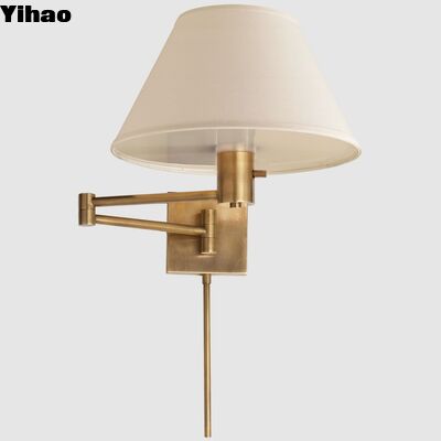 Yihao Classic LED Swing Arm Copper Body Wall Lamp กับแสงขาวอบอุ่น 2700K และอายุการใช้งาน 30000 ชั่วโมงสําหรับห้องนั่งเล่น